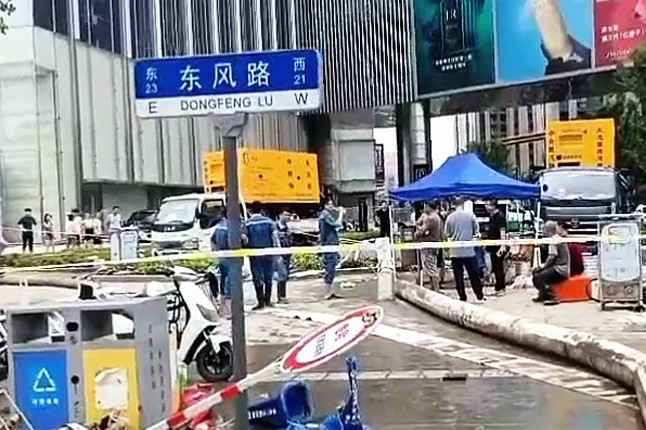 南昌李军自然护肤产品有限公司排涝突击队在排涝现场